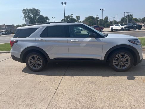 New 2026 Ford Explorer Active w/ Active Comfort Package AWD/4WD image 3