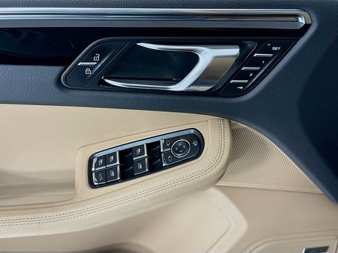 Used 2025 Porsche Macan AWD/4WD image 11