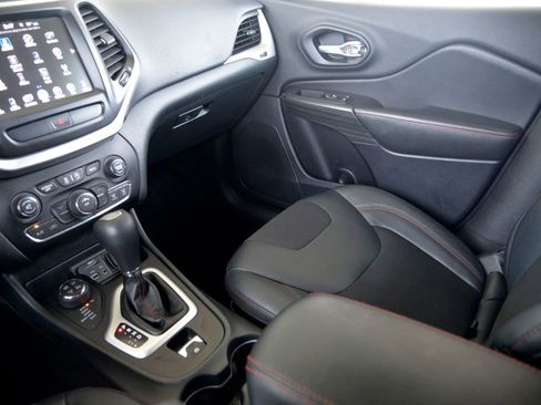 Used 2016 Jeep Cherokee Trailhawk w/ Cold Weather Group image 28