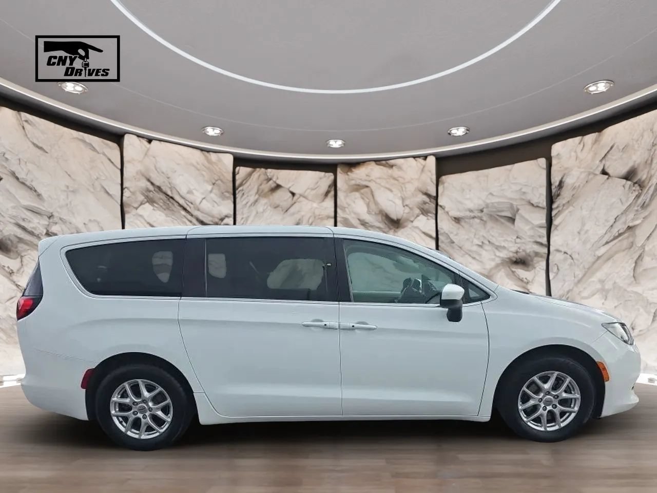 Used 2022 Chrysler Voyager LX FWD image 4