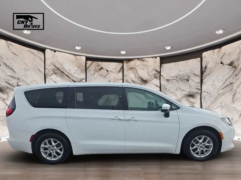 Used 2022 Chrysler Voyager LX FWD image 4