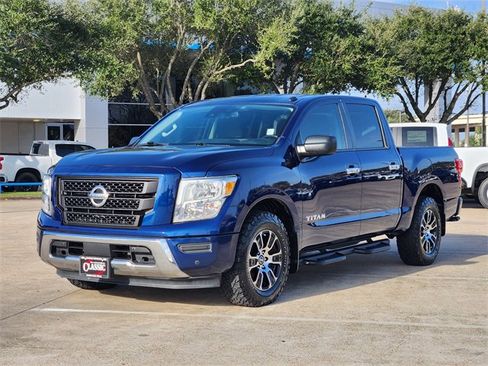 Used 2021 Nissan Titan SV w/ SV Convenience Package image 3