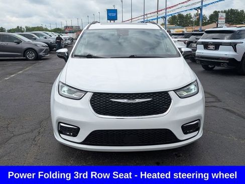 Used 2023 Chrysler Pacifica Limited FWD image 2