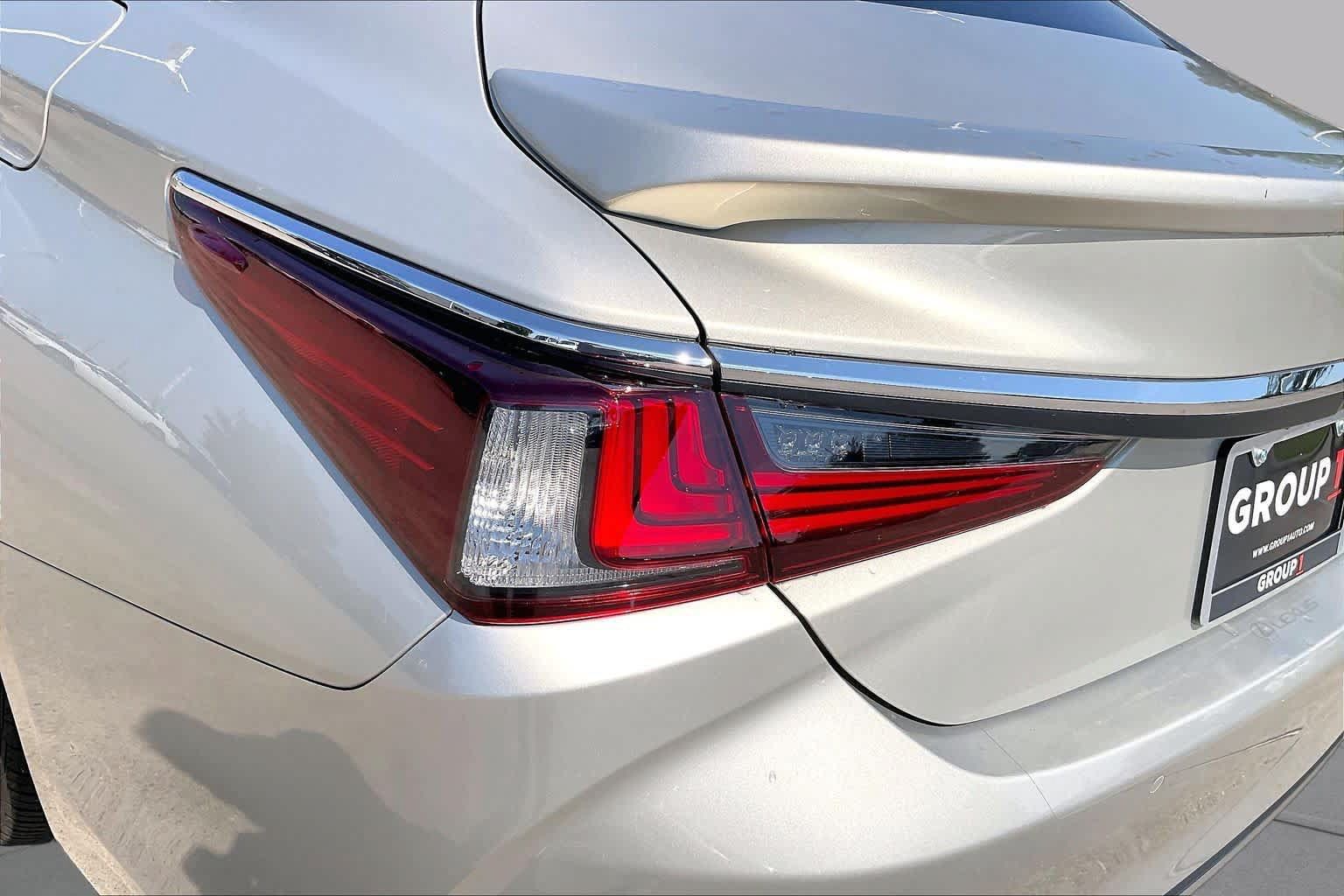 Used 2024 Lexus ES 300h Ultra Luxury w/ Accessory Package (Z2) FWD image 26