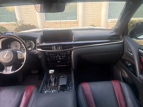 Used 2021 Lexus LX 570 4WD w/ 3rd Row & Luxury Pkg image 16