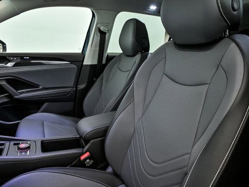 Certified 2025 Volkswagen Tiguan SE w/ Panoramic Sunroof Package AWD/4WD image 7