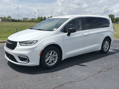 Used 2024 Chrysler Pacifica Touring-L FWD image 5