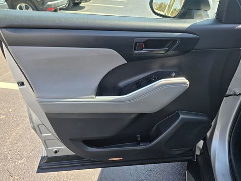 Used 2022 Toyota Highlander LE image 17