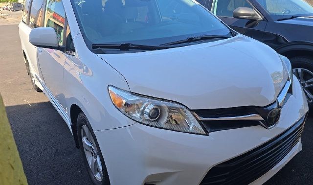 Used 2019 Toyota Sienna LE w/ Protection Package FWD image 3