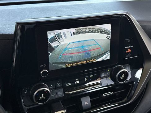 Used 2024 Toyota Highlander XLE FWD image 19