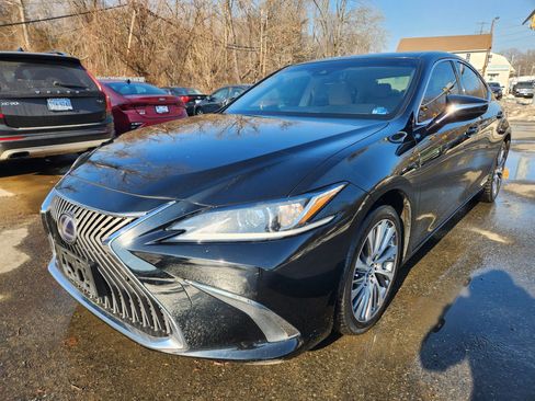 Used 2019 Lexus ES 300h image 1