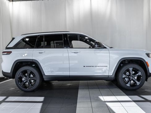 New 2025 Jeep Grand Cherokee Altitude image 3