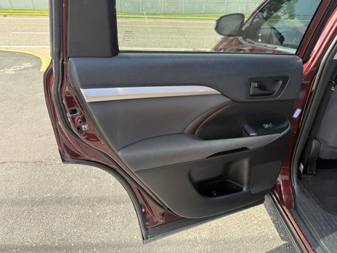 Used 2019 Toyota Highlander LE FWD image 14