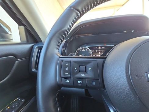 Used 2025 Nissan Pathfinder SL image 11