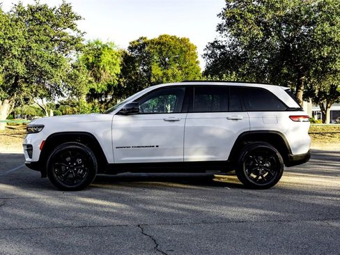 Used 2024 Jeep Grand Cherokee Altitude image 8