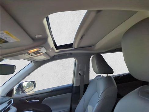 Used 2025 Toyota Highlander XLE FWD image 20