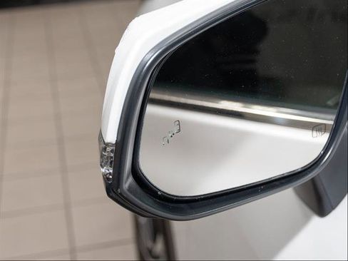 Used 2025 Toyota Highlander XLE image 11