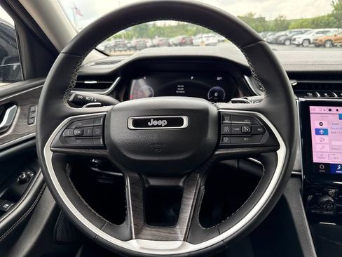 Used 2023 Jeep Grand Cherokee Limited w/ Black Appearance Package AWD/4WD image 13
