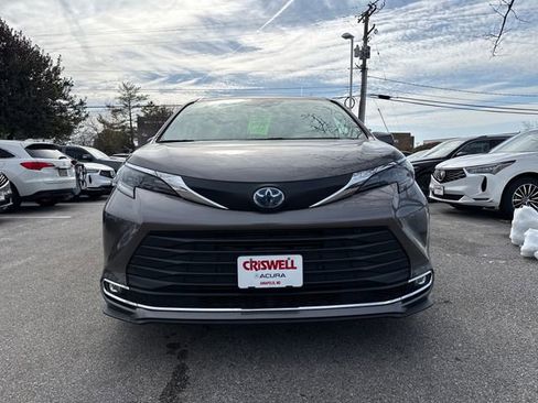 Used 2024 Toyota Sienna XLE image 8