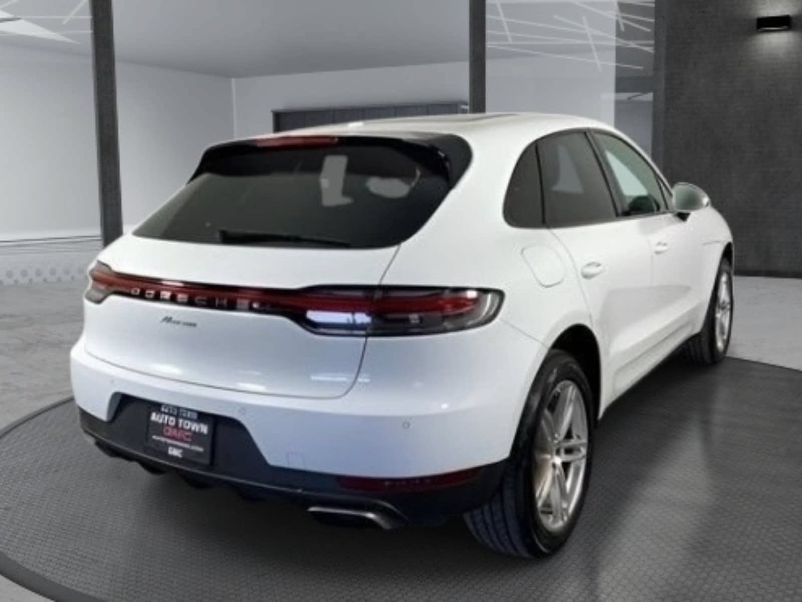 Used 2019 Porsche Macan AWD/4WD image 3