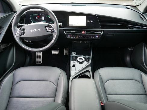 Used 2023 Kia Niro SX Touring image 10