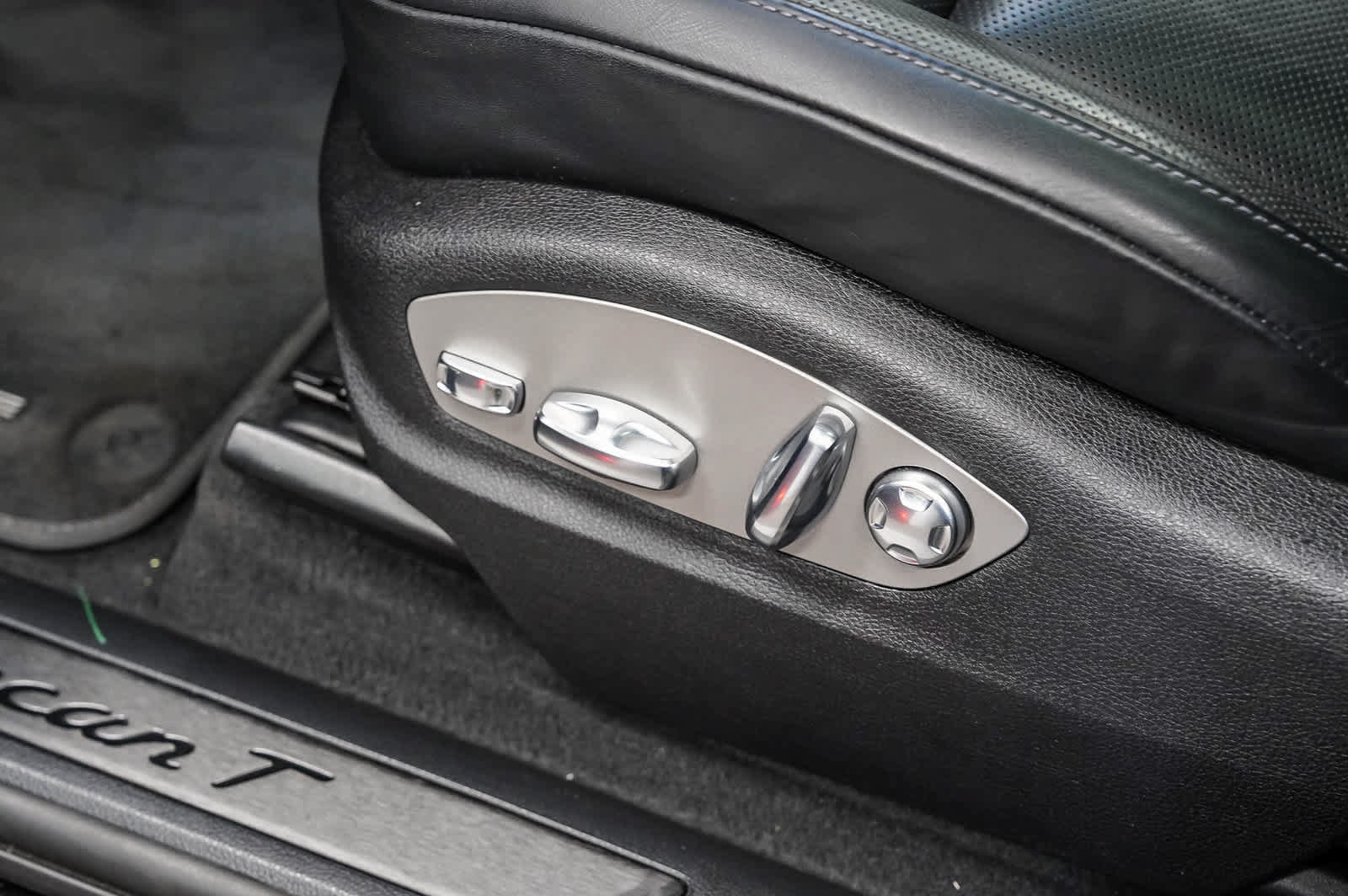 Used 2025 Porsche Macan Turbo AWD/4WD image 23