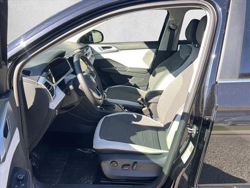 Used 2025 Volkswagen Taos SE image 14