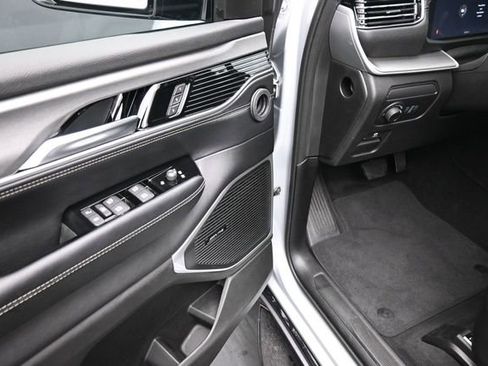 Used 2026 Jeep Grand Wagoneer Limited AWD/4WD image 16