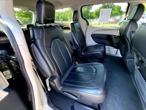 Used 2022 Chrysler Pacifica Touring-L FWD image 25