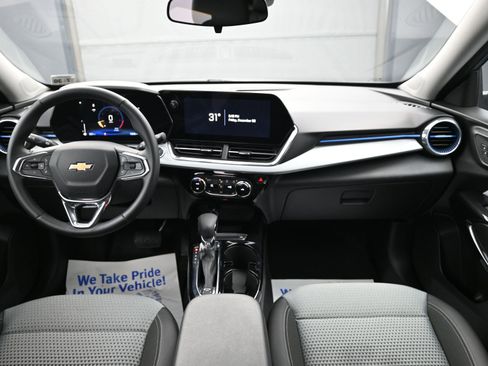 Used 2025 Chevrolet Trax LT w/ Sunroof Package image 22