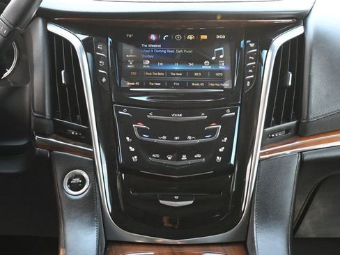 Used 2016 Cadillac Escalade Luxury RWD image 10