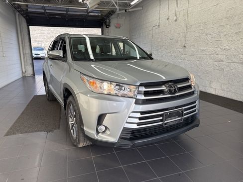 Used 2018 Toyota Highlander XLE image 2