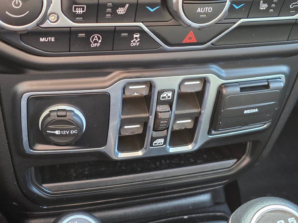 Used 2021 Jeep Gladiator Sport w/ Technology Group AWD/4WD image 32