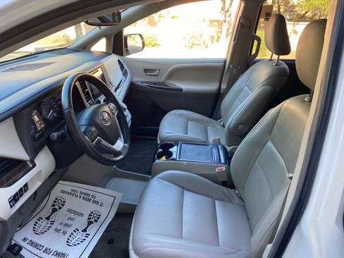 Used 2015 Toyota Sienna XLE Premium FWD image 34