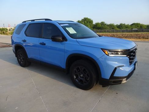 Certified 2025 Honda Pilot TrailSport image 3