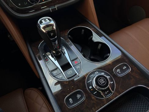 Used 2017 Bentley Bentayga AWD/4WD image 16