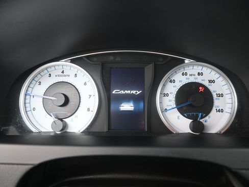 Used 2016 Toyota Camry SE image 10