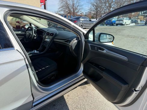 Used 2017 Ford Fusion SE w/ Fusion SE Technology Package image 18