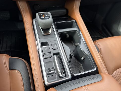 Used 2024 Nissan Pathfinder Platinum w/ Cargo Package image 15