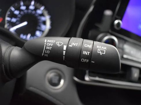 Used 2025 Toyota Highlander LE FWD image 26
