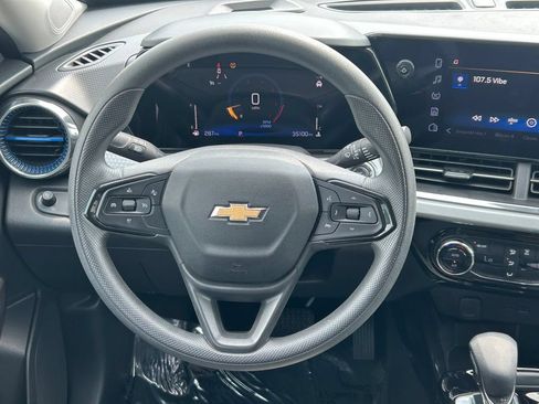 Used 2025 Chevrolet Trax LT FWD image 35