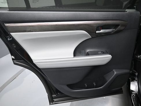 Certified 2026 Toyota Highlander Limited AWD/4WD image 31