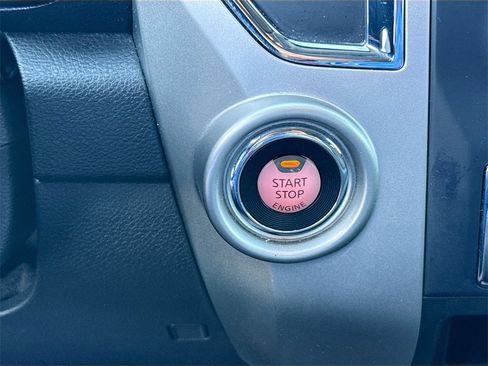 Used 2021 Nissan Titan SV image 14