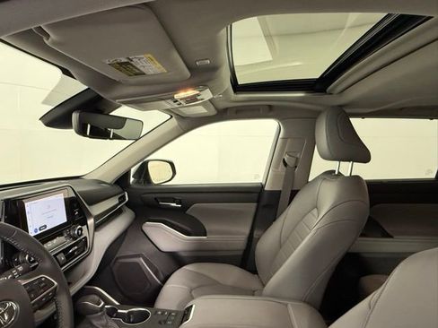 Used 2024 Toyota Highlander XLE image 30