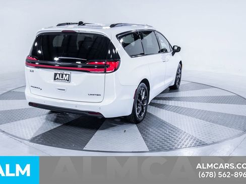 Used 2025 Chrysler Pacifica Limited image 11