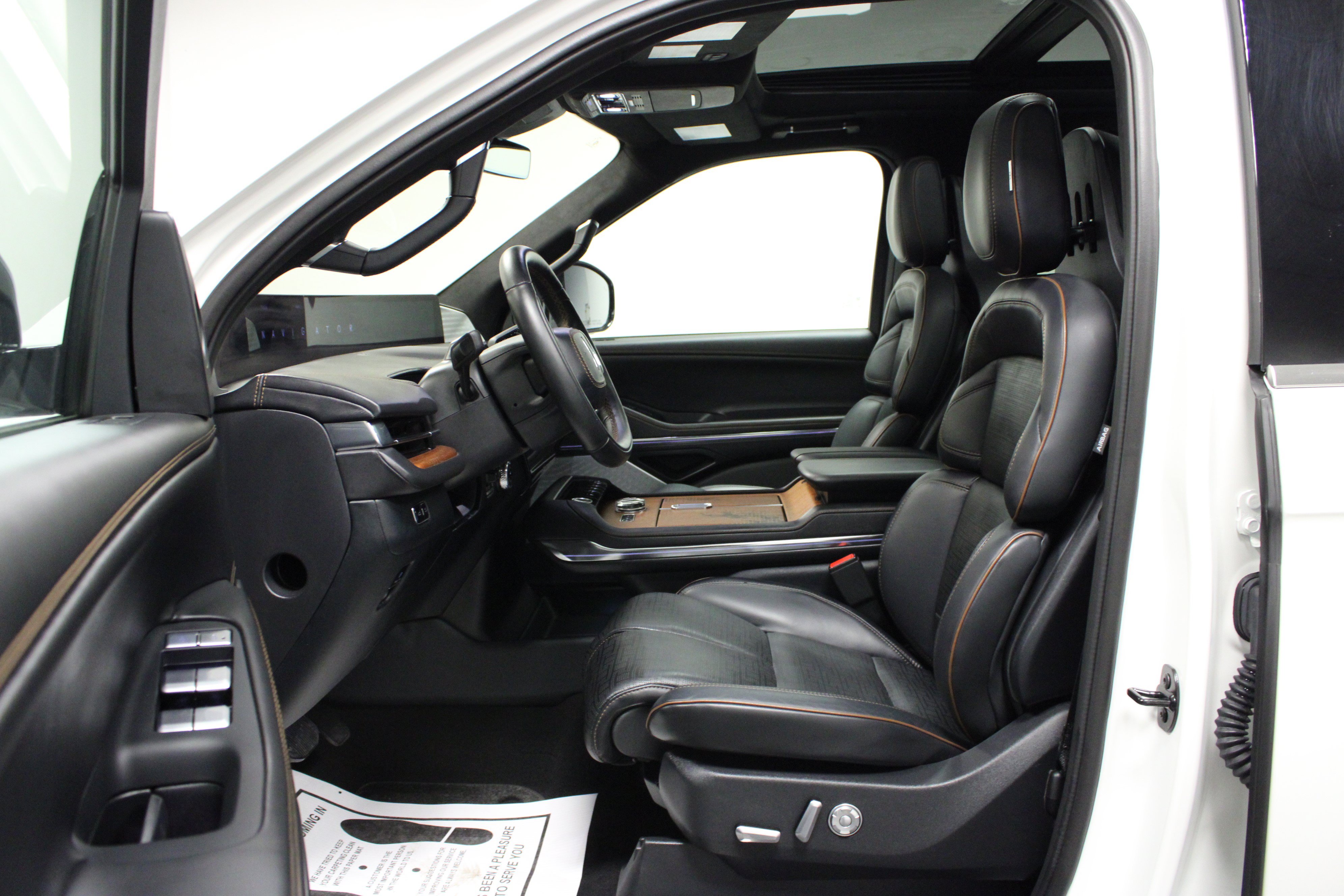Used 2025 Lincoln Navigator Black Label AWD/4WD image 12