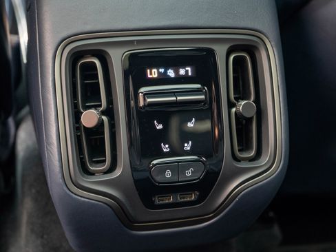 Used 2021 Aston Martin DBX image 33