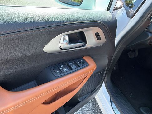 Used 2024 Chrysler Pacifica Pinnacle FWD image 15