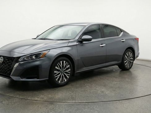 Used 2025 Nissan Altima 2.5 SV FWD image 3