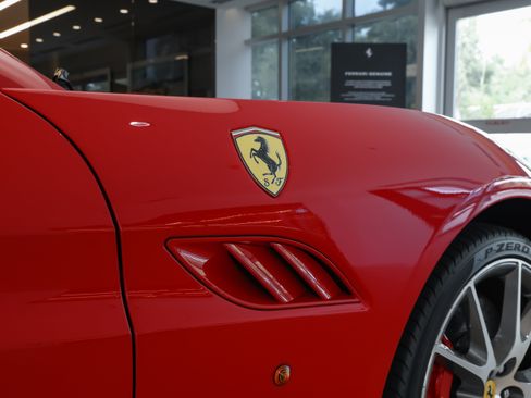 Used 2011 Ferrari California RWD image 33